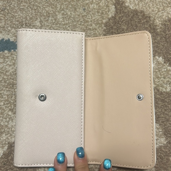 Guess Light Pink/ Tan/ Beige Wallet in Great Condition - Picture 3 of 6